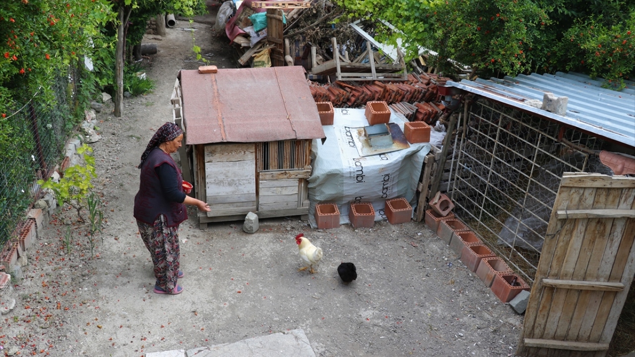 Yaklaşık bir yıldır evinin çatısının aktığını, kimseye yük olmamak için yetkililerden ve çevresinden gizleyen Çakır, yakınlarından da bu durumu kimseye anlatmamasını istedi.