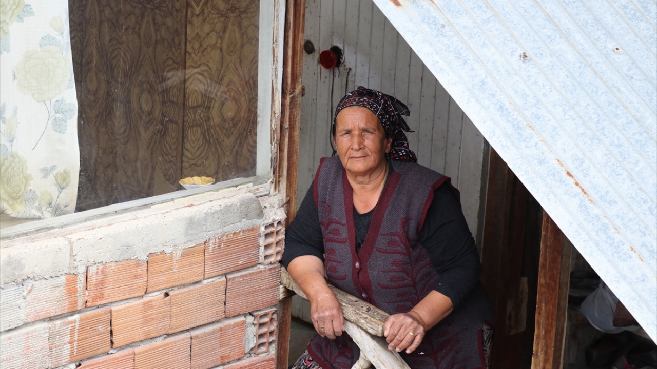 Kendinden habersiz yapılan bu girişimle evi onarılan Çakır, daha çok ihtiyacı olanlar faydalansın diye başka bir eve taşınma teklifini de kabul etmedi.