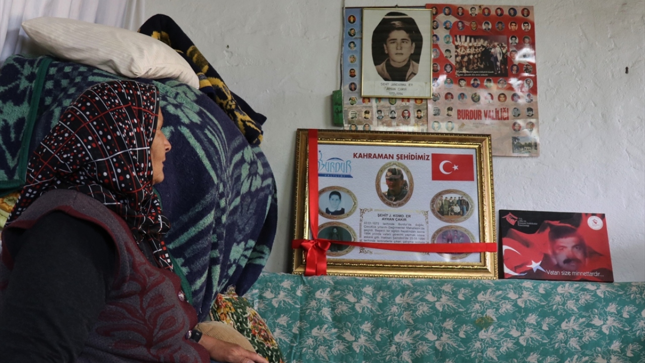 Çatısı akmaya başladığında zor günler geçirse de kimseye bir şey demediğini anlatan Çakır, devlet yetkililerinin yıllar önce evini onarmak istediğini ancak kabul etmediğini kaydetti.