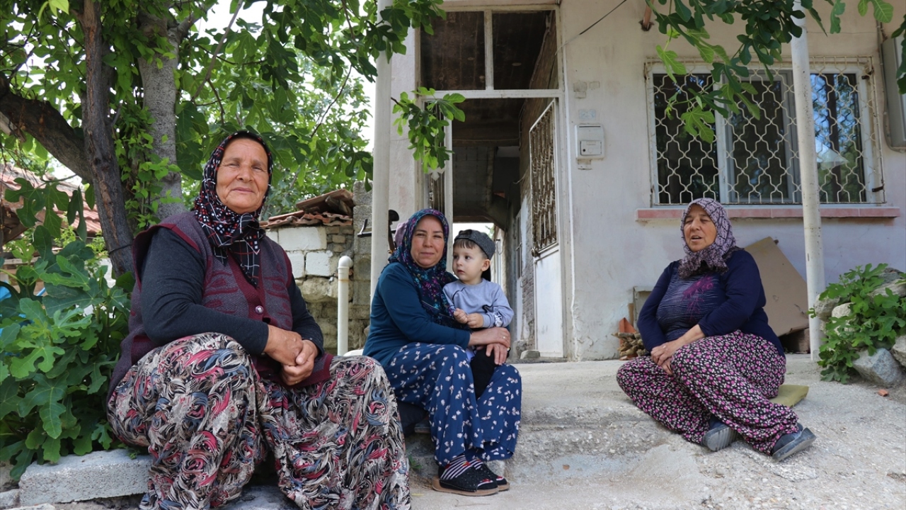 Misafirlerini, çatının aktığının fark edilmemesi için bahçesinde ağırlayan Çakır, yağmur yağdığında eşi ve oğlunun hatıralarını ıslanmaması için poşetlere sardı. 