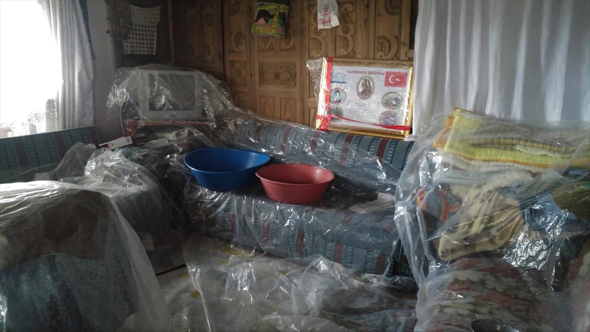 Anneler Günü`nde kendisini ziyaret eden bir kişinin akan çatıyı fark etmesi üzerine durum Burdur Valiliğine bildirildi. 