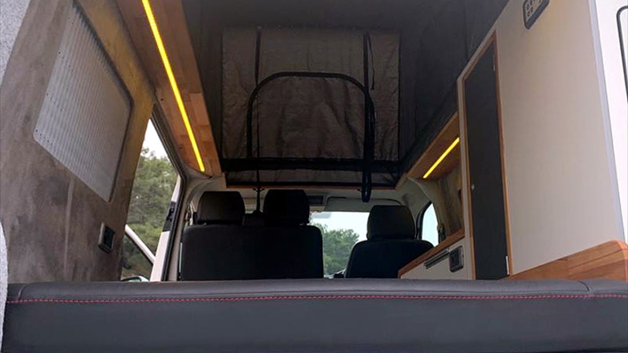 Hüseyin Taşkın, karavanlarındaki elektrikli cihazların enerji ihtiyacının aracın üzerine konulan paneller sayesinde güneşten temin edildiğini belirtti.