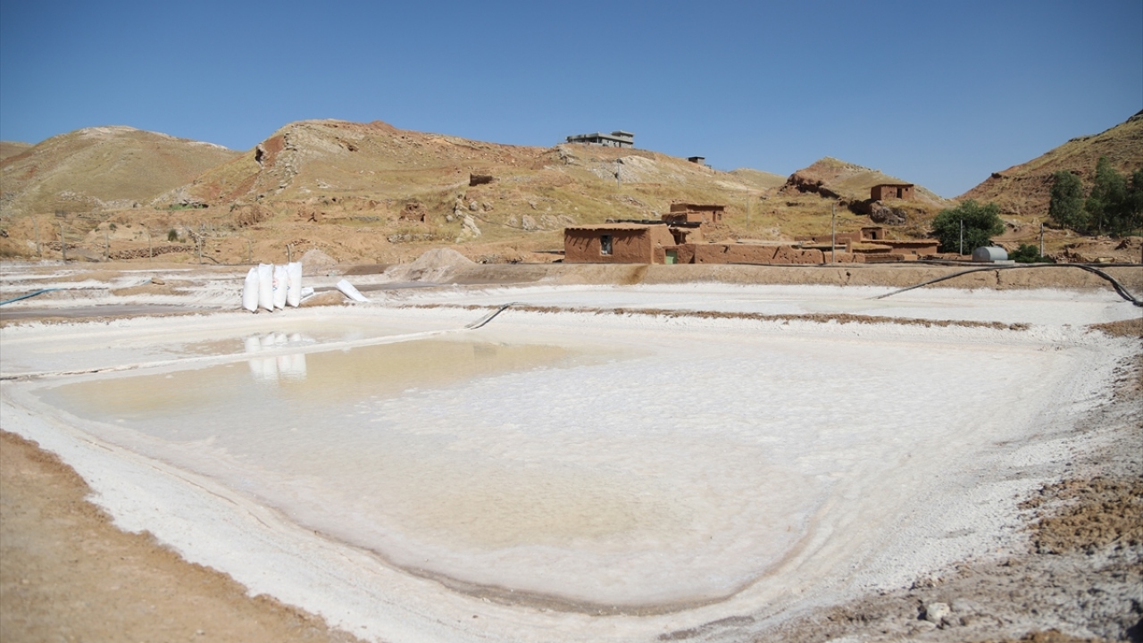 Süleymaniye kent merkezinin 103 kilometre batısındaki Sengav beldesine bağlı Hovelin köyünde geleneksel yöntemlerle tuz elde ediliyor. 