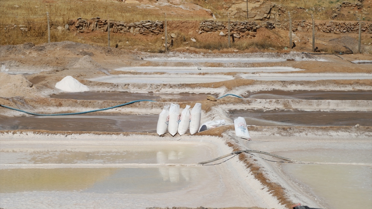 Köy sakinleri, birkaç doğal kaynaktan gelen suyu küçük havuzlarda biriktirerek, bekletiyor. Güneş ile buharlaşan suyun kurumasının ardından geriye kalan doğal ve mineral bakımından zengin tuz köylüler tarafından toplanıyor. 