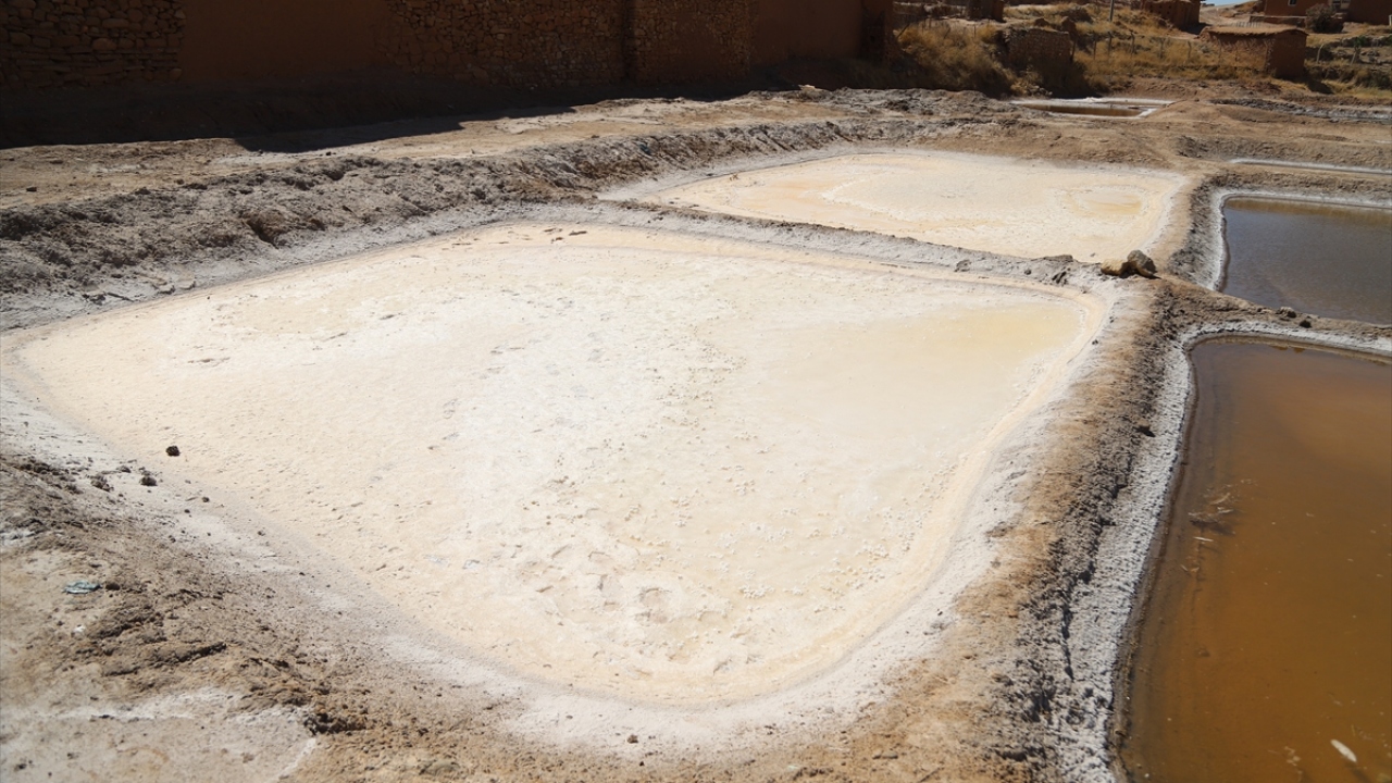 Irak`ın içinde bulunduğu farklı krizler nedeniyle birçok köy gibi, çok kaliteli tuz üretme kapasitesine sahip Hovelin de altyapı, yol ve temel hizmetlerden yoksun. 