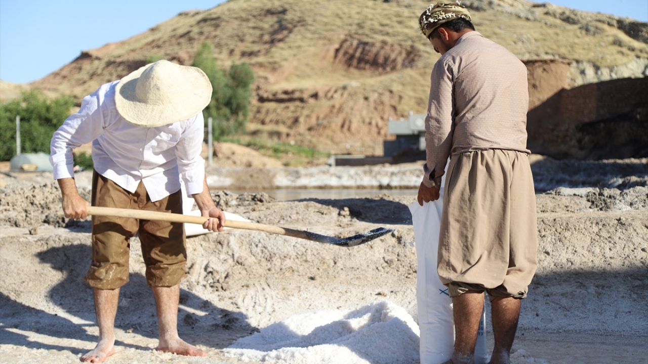 Köyde tuz üretimi için gelişmiş bir fabrikanın olmayışı bir yana halihazırda birçok ev kerpiçle ayakta duruyor.
