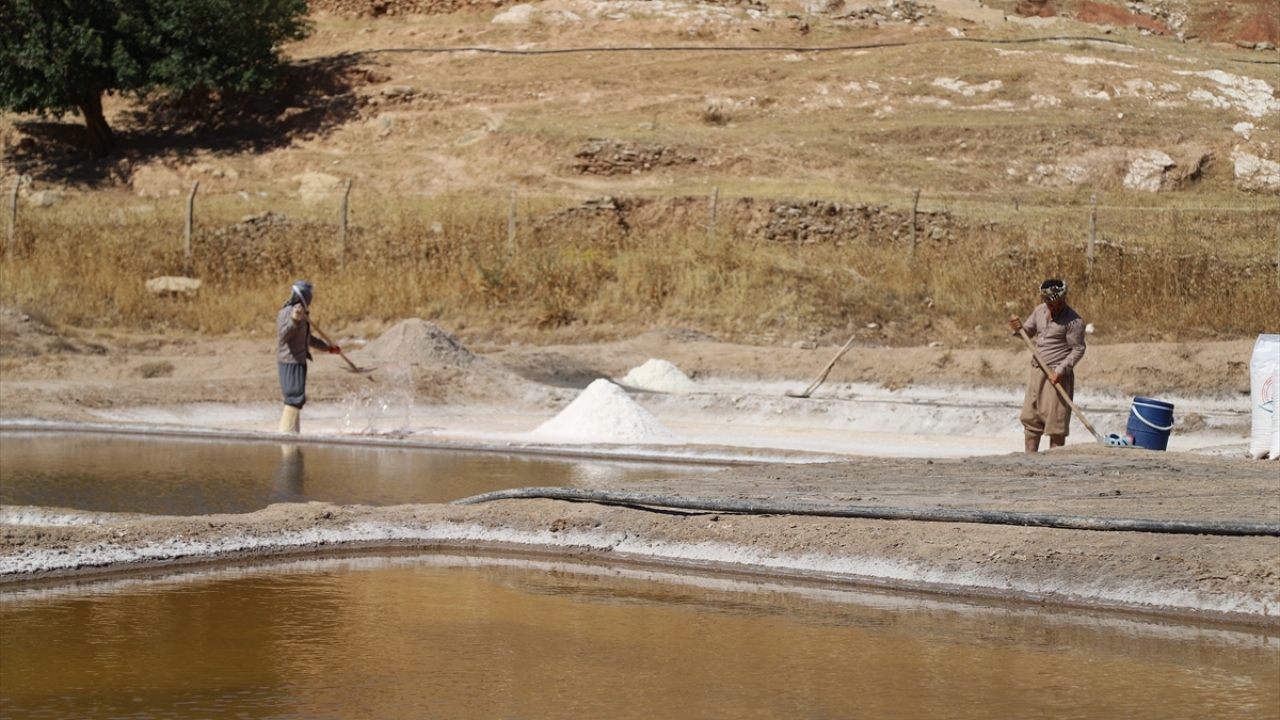 Hovelini sözlerini, "Çamur havuzlar, daha sonra tuzun kuruması, torbalara doldurulması ve olmayan köy yolu ile satışa sunulması işimizin zahmetini ortaya koyuyor." diyerek tamamladı.