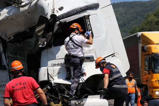 Kaza yapan tırda sıkışan sürücüyü itfaiye ekipleri kurtardı
