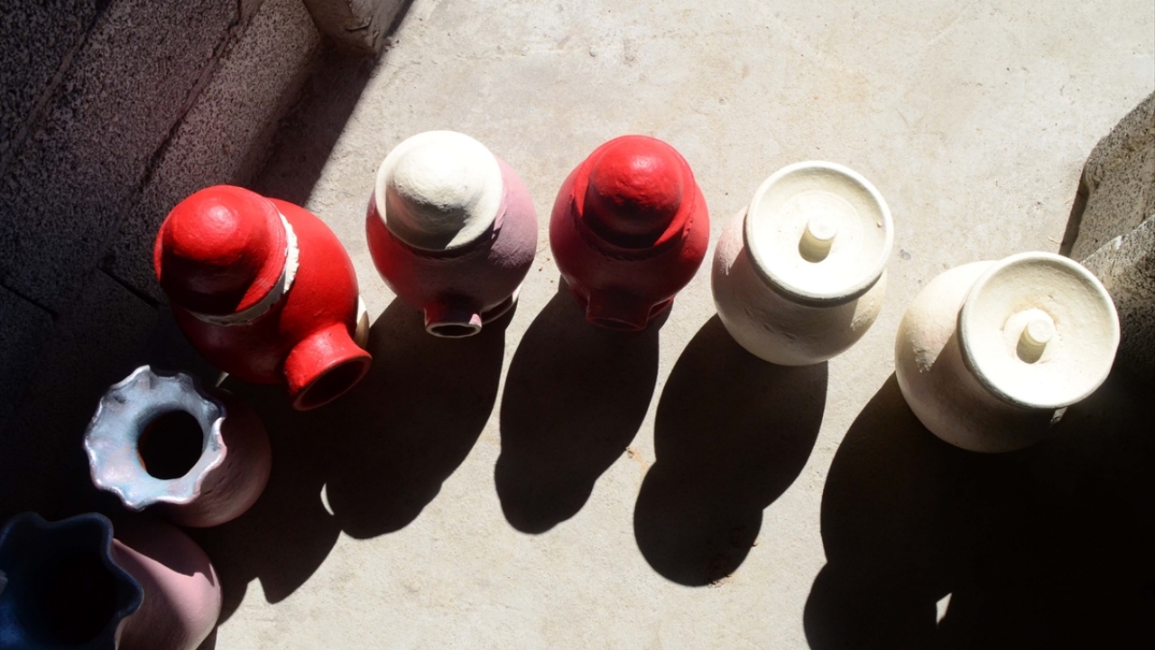 İlçeye bağlı Kavakbaşı beldesinde yaşayan 3 çocuk annesi Özabay, çocukluğunda annesinden öğrendiği çömlek yapımını devam ettiriyor.