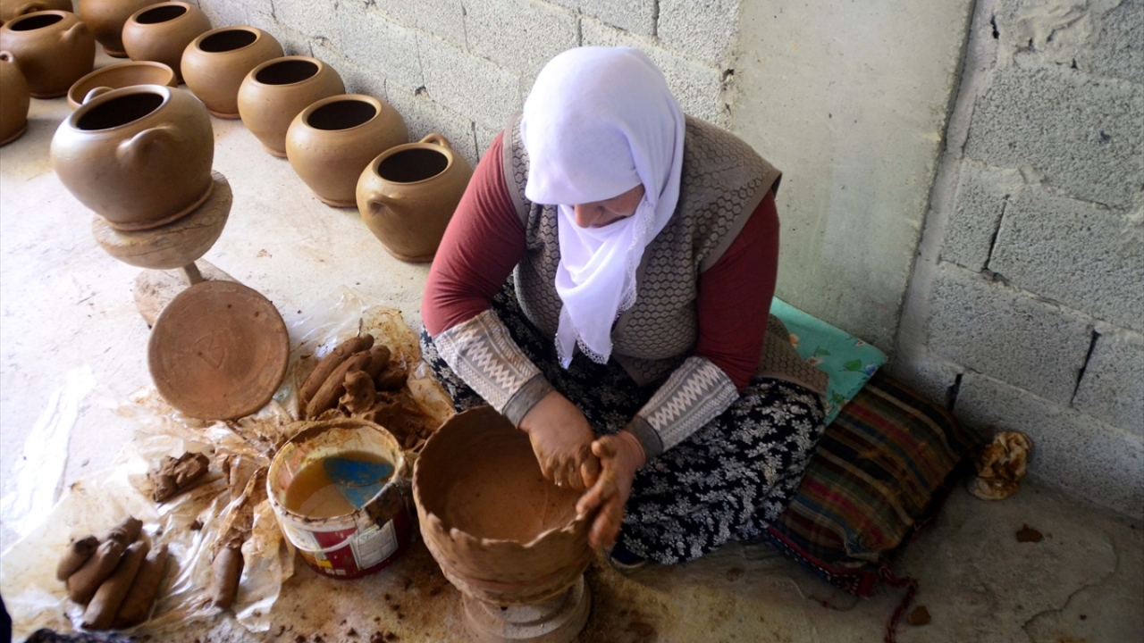 Kendini geliştirerek çömlekçiliği meslek haline getiren Özabay, toprağı işleyerek yaptığı güveç  tencere, küp, tandır, vazo ve sürahi gibi ürünleri kentin yanı sıra bir çok ile göndererek kazanç elde ediyor.