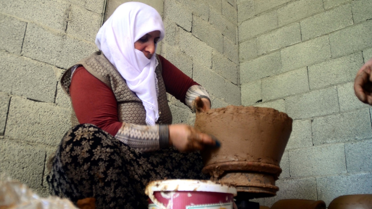 Halk Eğitim Merkezi bünyesindeki kurslarda kadınlara da çömlek yapımı ve boyaması konusunda eğitim veren Özabay, sanatını gelecek nesillere aktarmak için çaba gösteriyor.