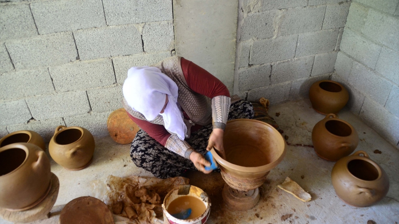Özabay, gazetecilere yaptığı açıklamada, evinin ihtiyacını karşılamak amacıyla öğrendiği çömlek yapımını meslek haline getirdiğini söyledi.