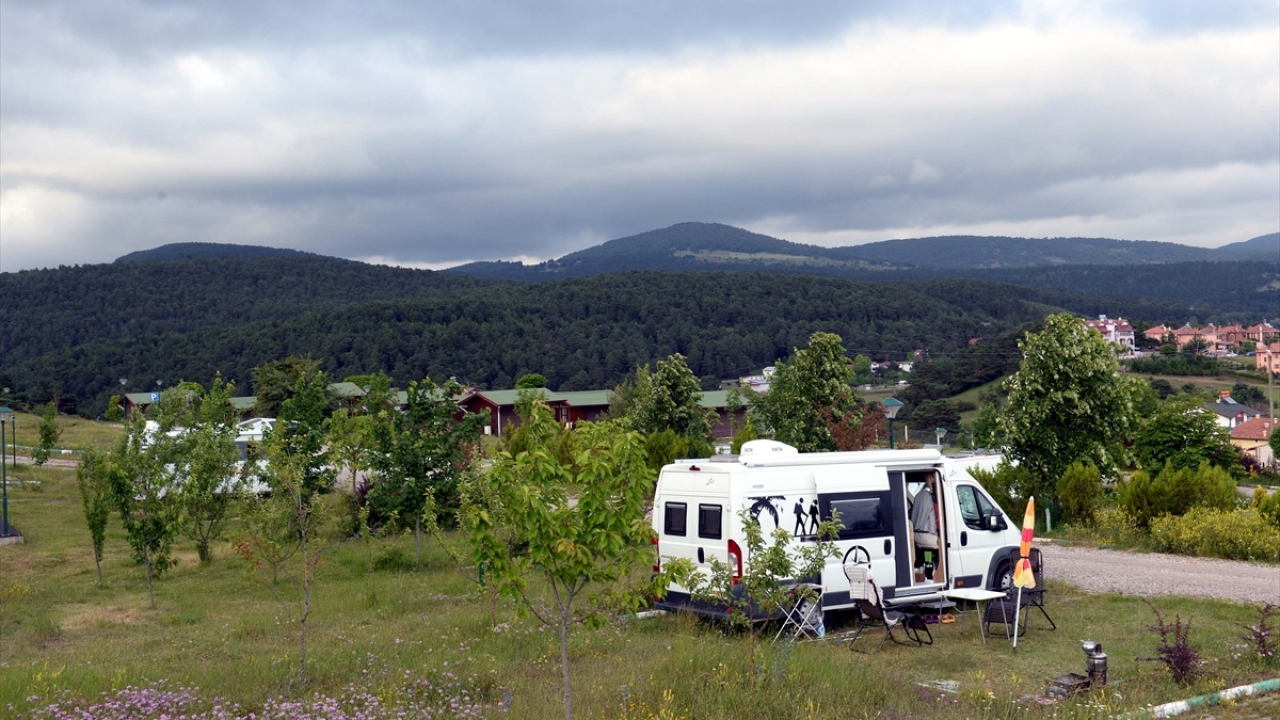 Ayrıca, kamp ve karavancılar için yaylada kurulan 60 dönümlük kamping alanı; 25 karavan parkı, 100 çadırlık yer, kafeterya, market, tabildot yemek bölümü, tuvalet ve duş ünitesi ile ahşaptan yapılmış tek katlı 10 evden oluşuyor.