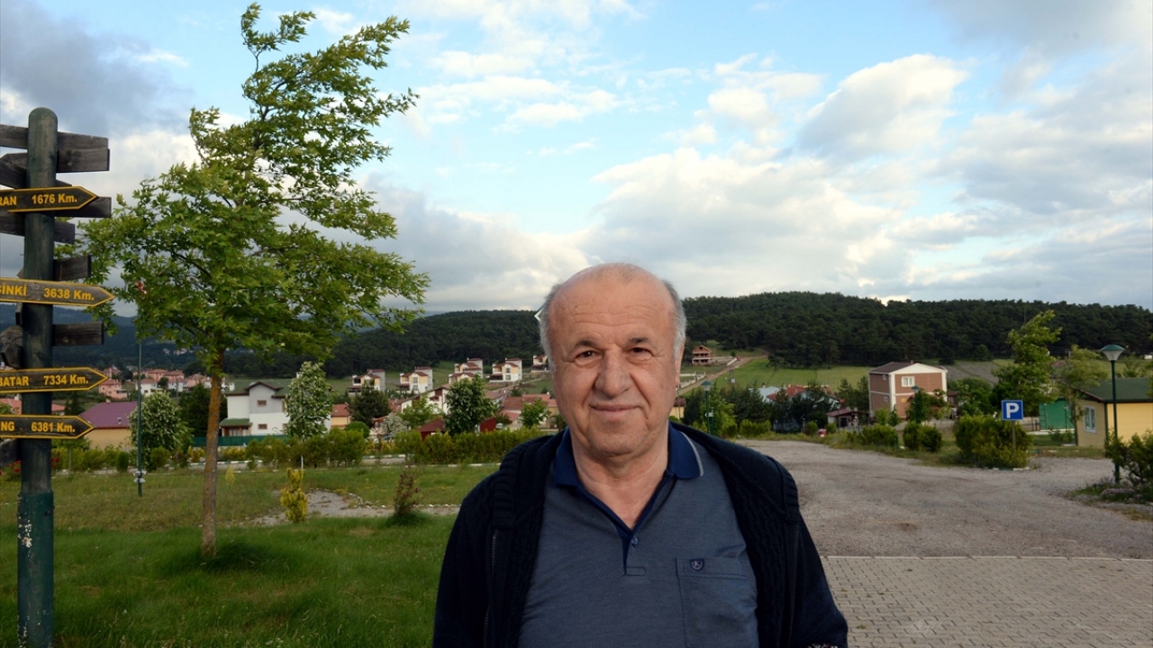 Yaylada kalanlardan İsmail Erkan da yayladaki güzel havanın başka yerde bulunamayacağını dile getirerek, "Herkes keşke buraya gelse. Pandemi sürecinde izole olunabilecek yerlerden biri." dedi.