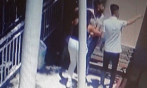 Maske uyarısı yapan hekimlere saldırı anı kamerada