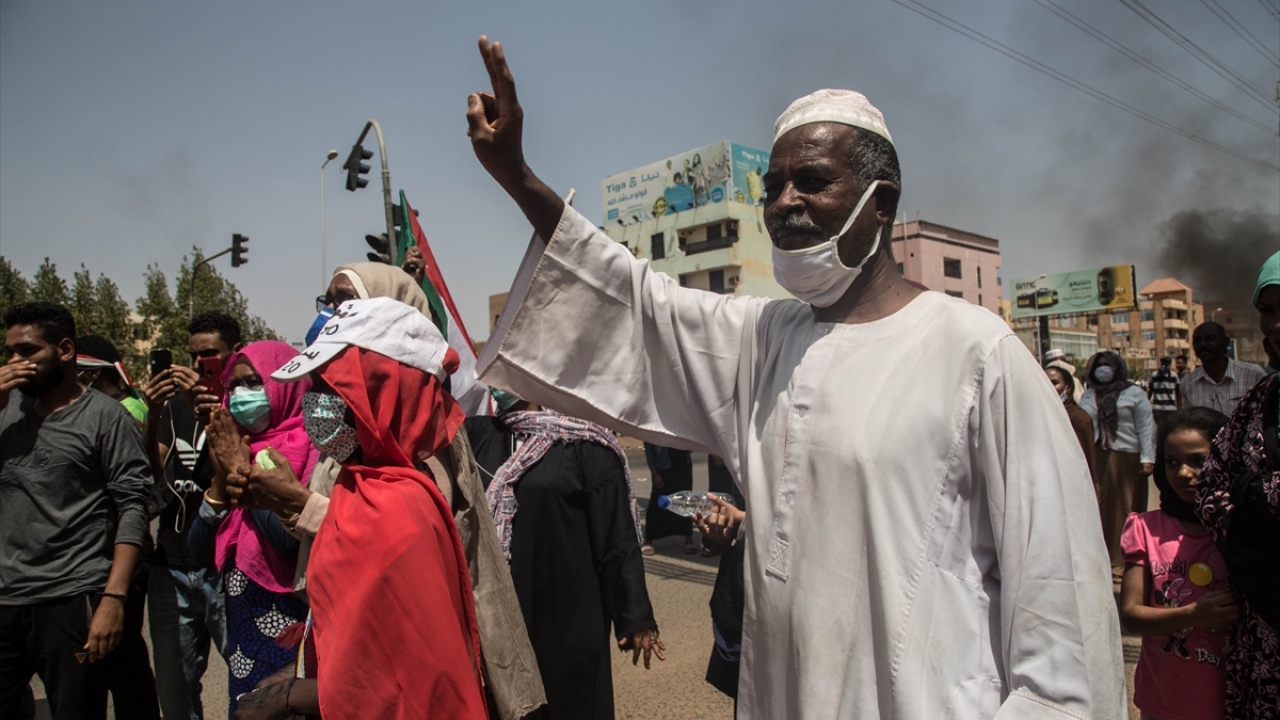 Başkent Hartum`da sokaklara dökülen binlerce Sudanlı, lastik yakarak ve kaldırım taşlarıyla ana caddeleri trafiğe kapattı.
