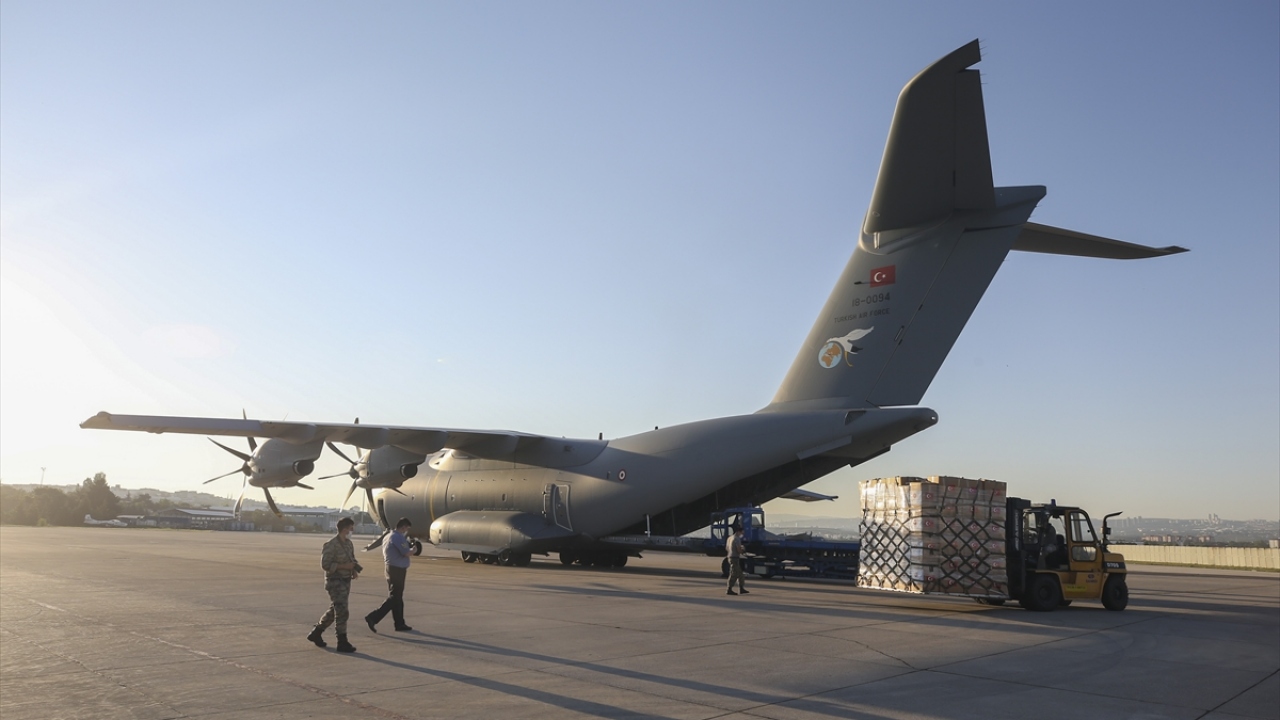 Sağlık Bakanlığınca hazırlanan malzemeler, Etimesgut Askeri Havaalanı`nda Türk Silahlı Kuvvetlerine (TSK) ait A400M tipi dev nakliye uçağına yüklendi.