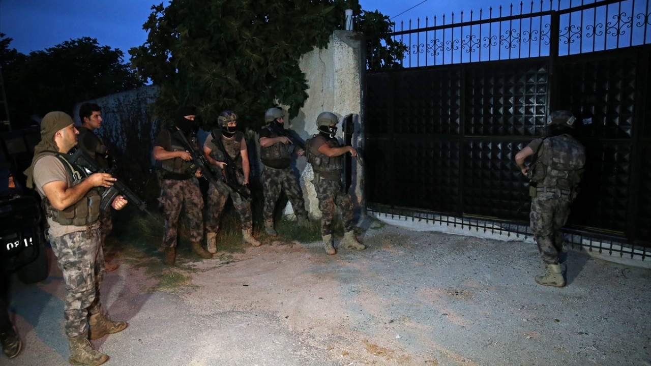 Çalışma kapsamında, haklarında gözaltı kararı verilen Suriye uyruklu 5 şüphelinin kaldığı yerleri tespit eden ekipler, özel harekat polislerinin de desteğiyle operasyon düzenledi.