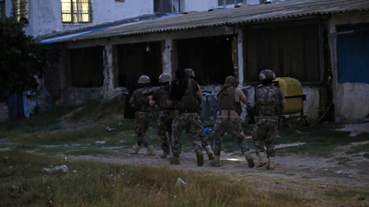 Ardından çiftlik içerisindeki bir eve ve depoya çevre güvenliğini alarak uzun namlulu silahlarla giriş yapan ekipler, buralarda arama yaptı.