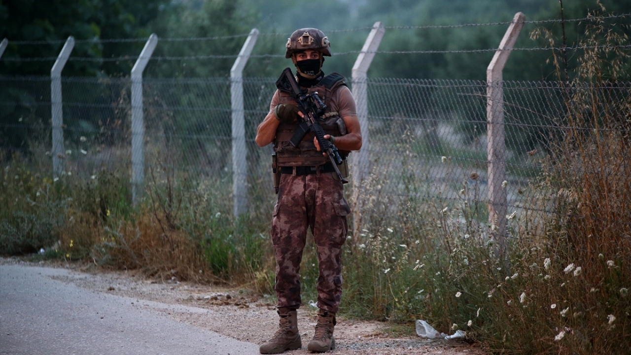 Ekiplerin çiftlikteki aramaları sırasında bazı polisler çevrede güvenlik önlemi aldı.