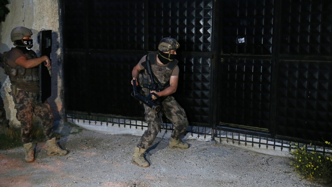 Bu kapsamda bir çiftliğe baskın düzenleyen özel harekat polisleri, bahçe kapısını koç başıyla kırarak içeri girdi.
