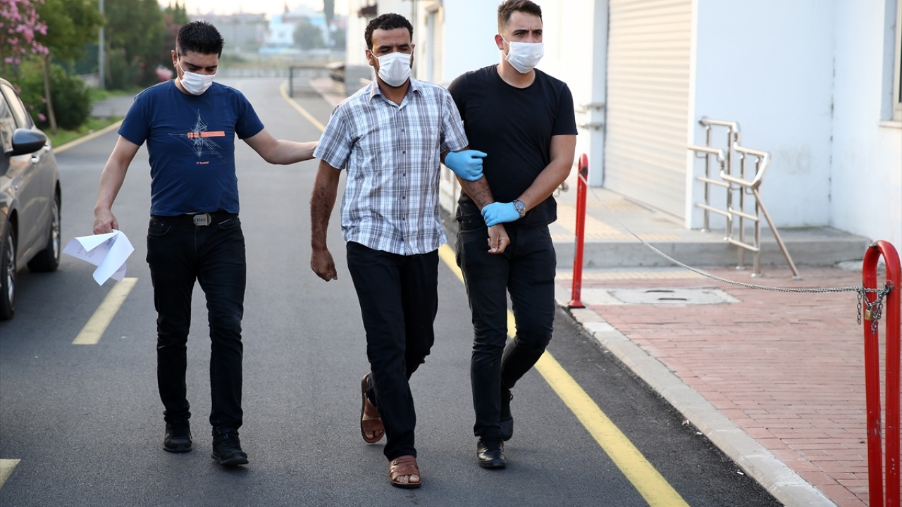 Operasyonda gözaltına alınan bazı şüpheliler Adana Adli Tıp Birimindeki sağlık kontrolünün ardından emniyet müdürlüğüne götürüldü.