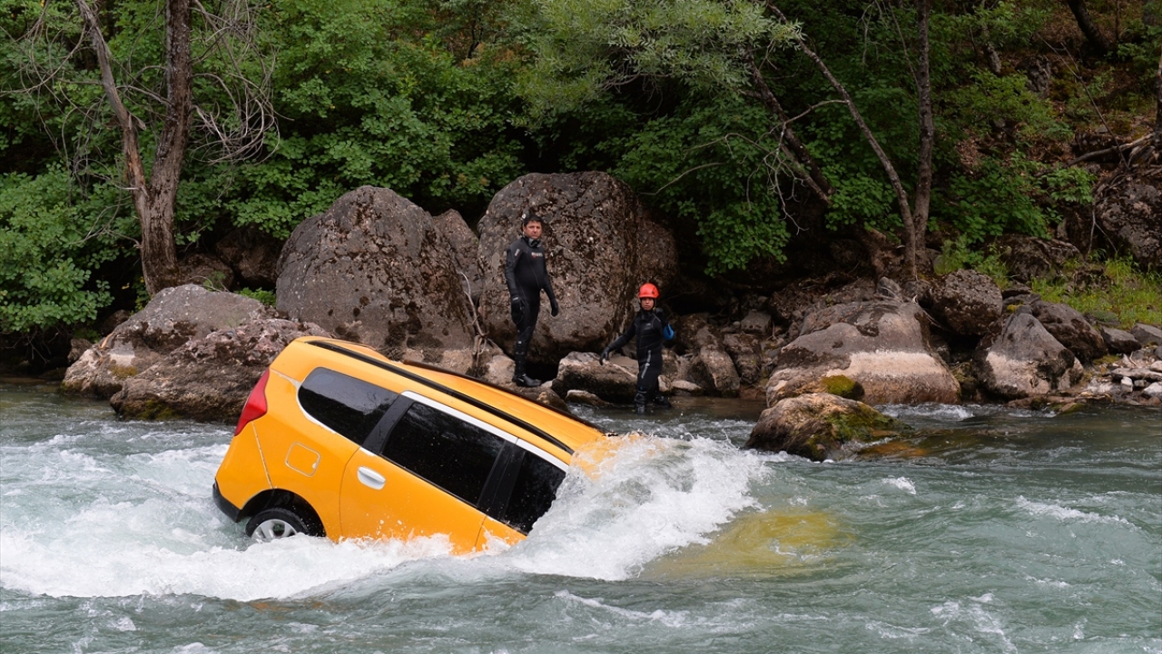Edinilen bilgiye göre, Tunceli`den Ovacık istikametine giden Müslüm Çelik yönetimindeki 62 T 0756 ticari taksi, Munzur Vadisi Venk Köprüsü mevkisinde bilinmeyen bir nedenle Munzur Çayı`nda düştü.