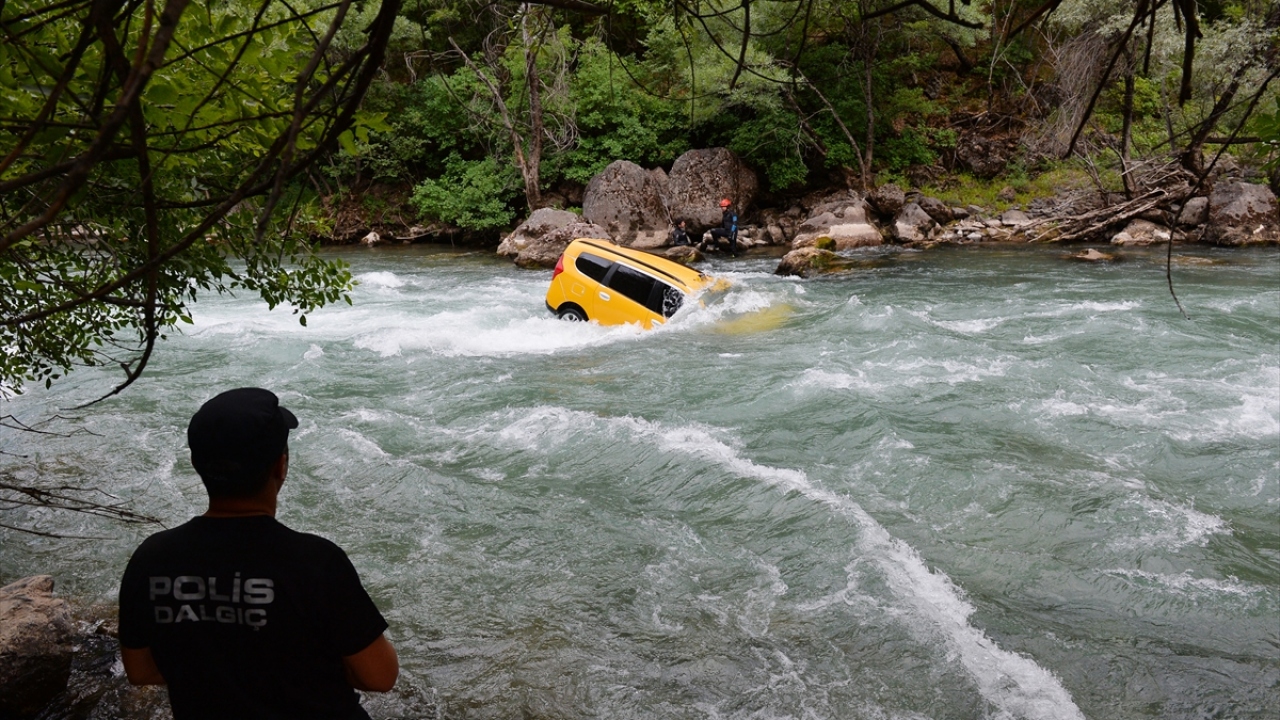 Akarsuda yaklaşık 300 metre sürüklenen taksiden sürücü Çelik, kendi imkanları ile kıyıya çıkmayı başardı.