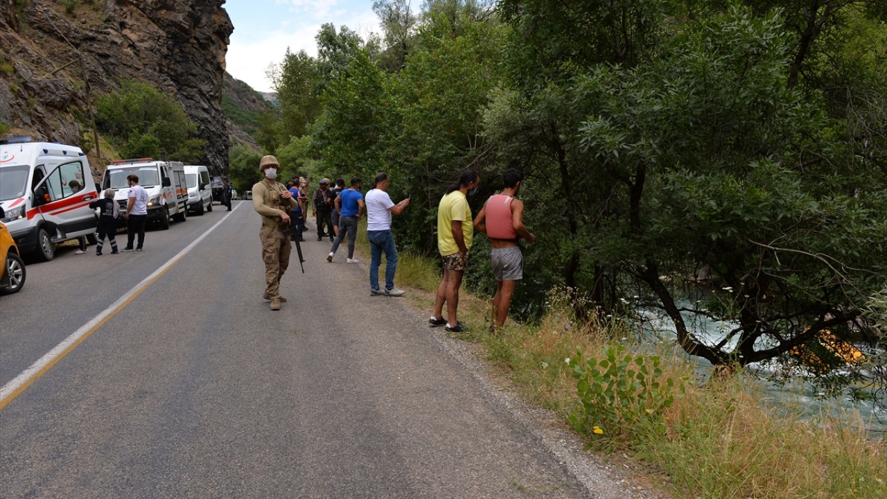 Kazanın jandarma ve Afet ve Acil Durum Müdürlüğüne (AFAD) bildirilmesi üzerine ekipler bölgeye gelerek güvenlik önlemleri aldı.