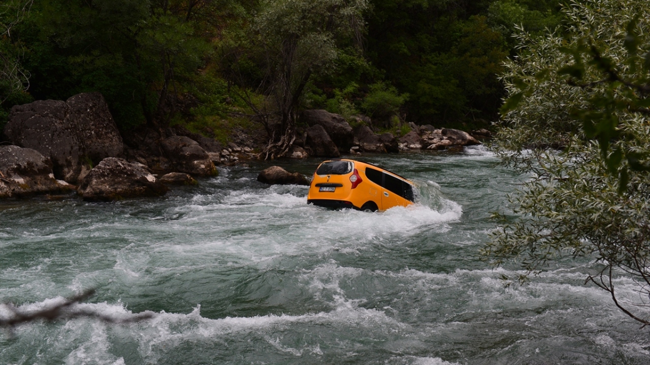 Munzur Çayı`ndan karşı kıyıya geçen Tekirdağ İl Emniyet Müdürlüğüne bağlı dalgıç polis ve AFAD ekibi, araçta yaptığı incelemede araç içinde kimsenin olmadığını tespit etti.