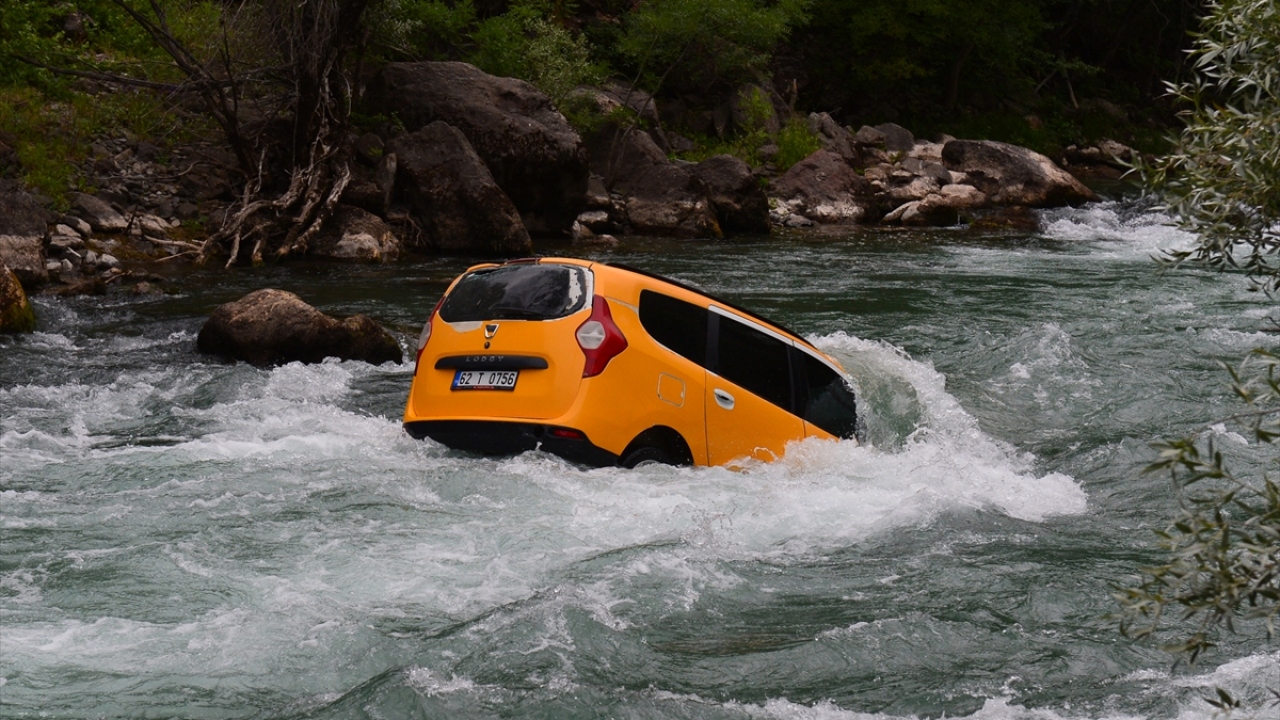 Sudaki araç, bölgeye çağrılan kurtarıcı yardımıyla kıyıya çıkarıldı.