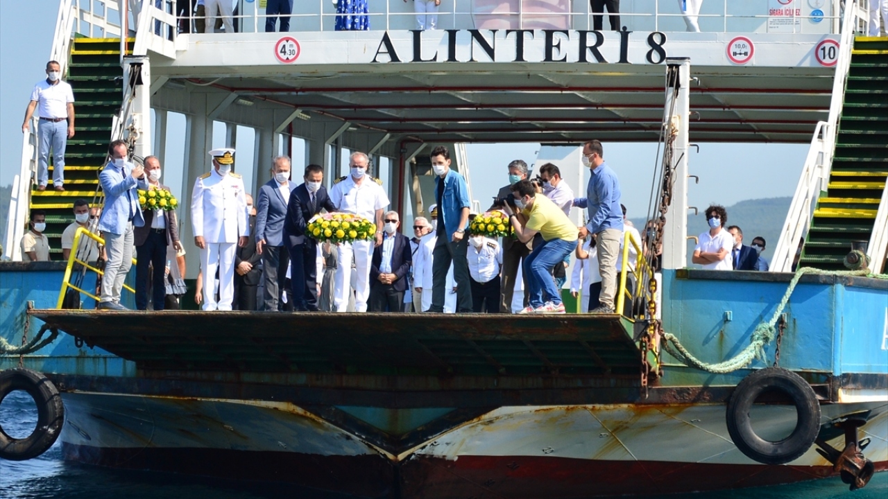 Katılımcılar, törenin ardından "Alınteri-8" isimli feribot ile denize açılarak deniz şehitleri anısına suya çelenk bıraktı.