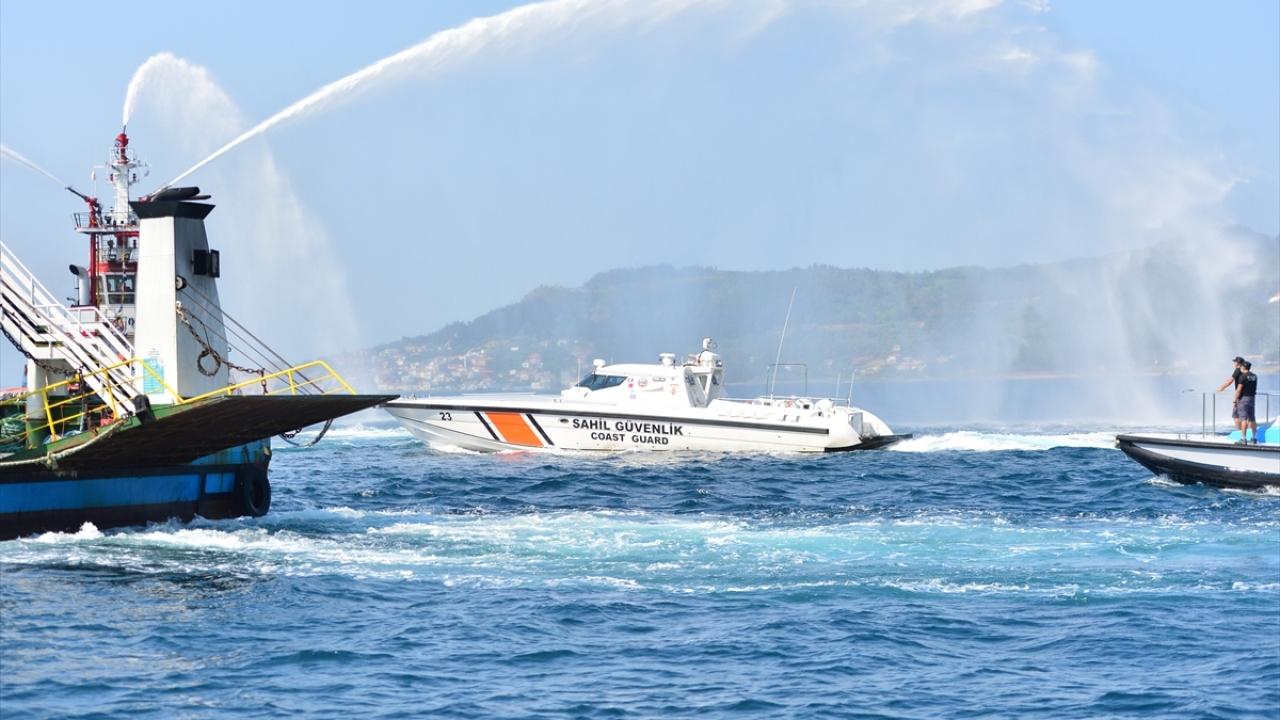Kıyı Emniyeti Genel Müdürlüğüne ait römorkörler tarafından boğazda su gösterisi gerçekleştirildi. 