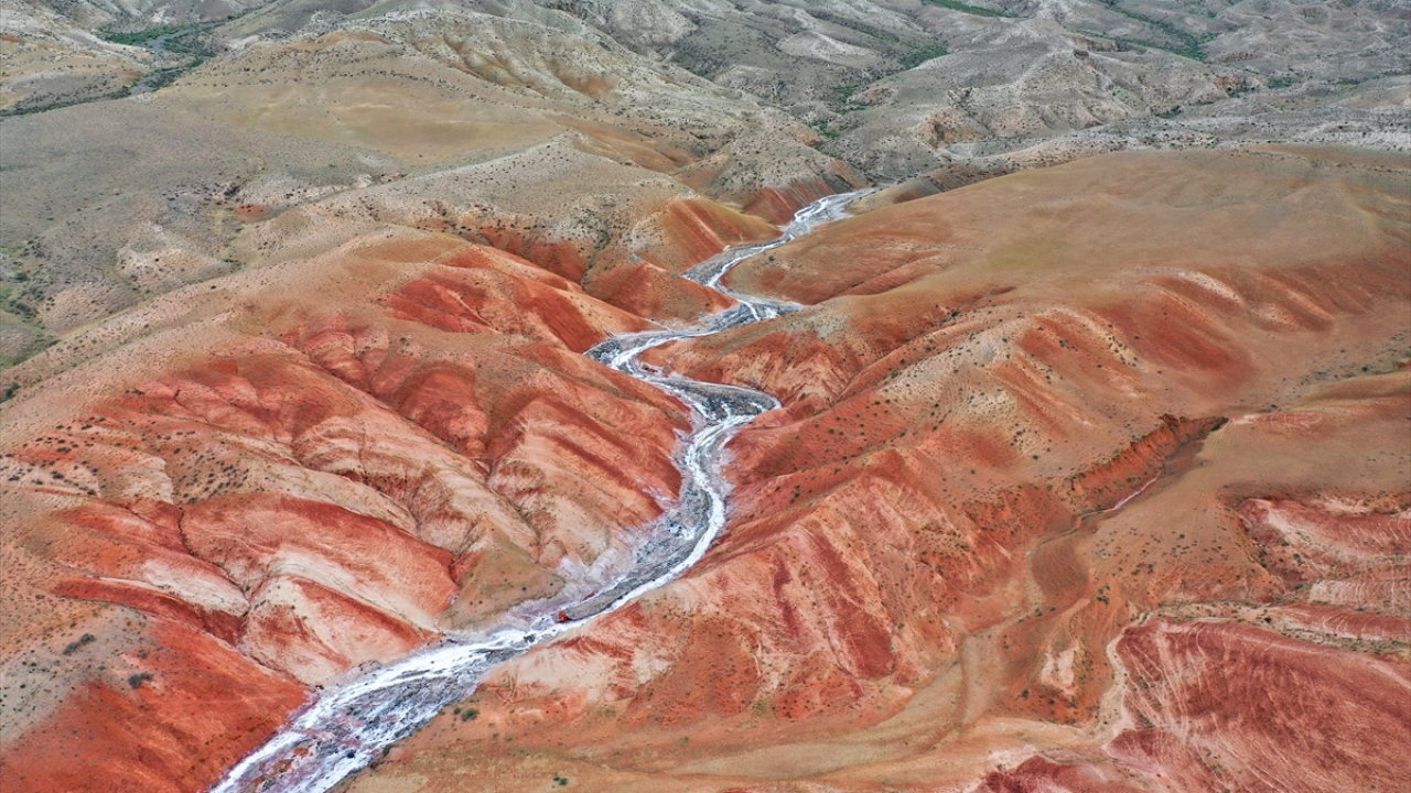 Önemli tuz rezervine sahip Tuzluca ilçesindeki Tuz Dağı`nın eteklerinden çıkan tuzlu su, Aras Nehri`ne karışıyor. 