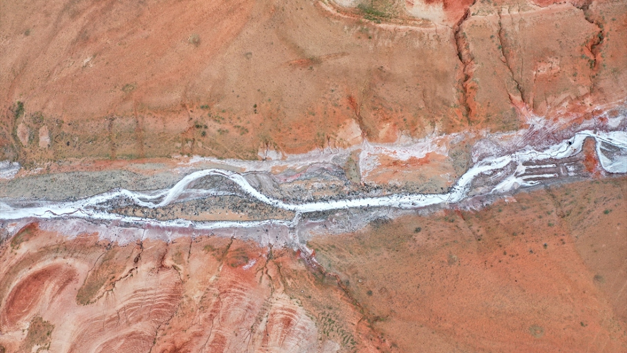 Bölgedeki tuz rezervi nedeniyle hiçbir bitkinin yetişmediği kırmızı toprakların arasından geçen tuz deresi, güzel görüntüler oluşturuyor.