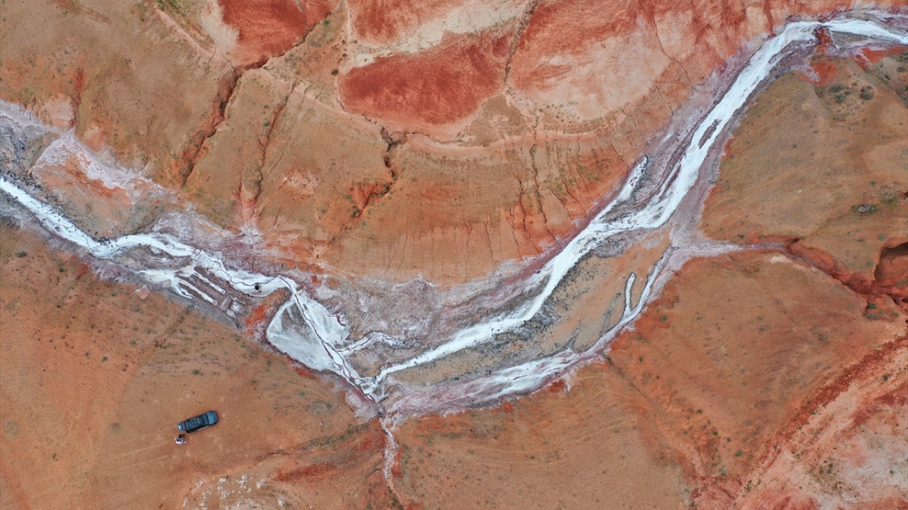 Ününü duyanların bu doğa olayını görmek için akın ettiği tuz deresi, ziyaretçilerine görsel şölen sunuyor.