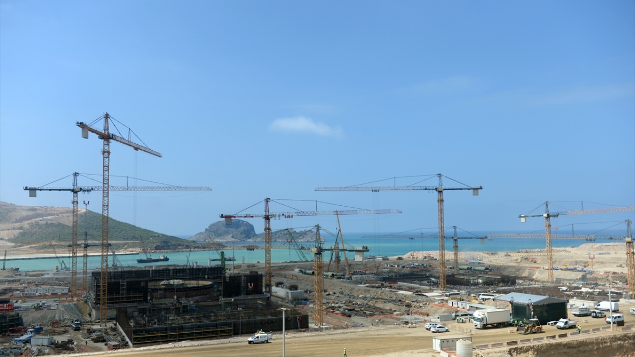 İnşaat sahasında çalışmaların hızla devam ettiğini belirten Zoteeva, birinci ünitenin devreye alınması için yoğun çaba sarf ettiklerini dile getirdi.