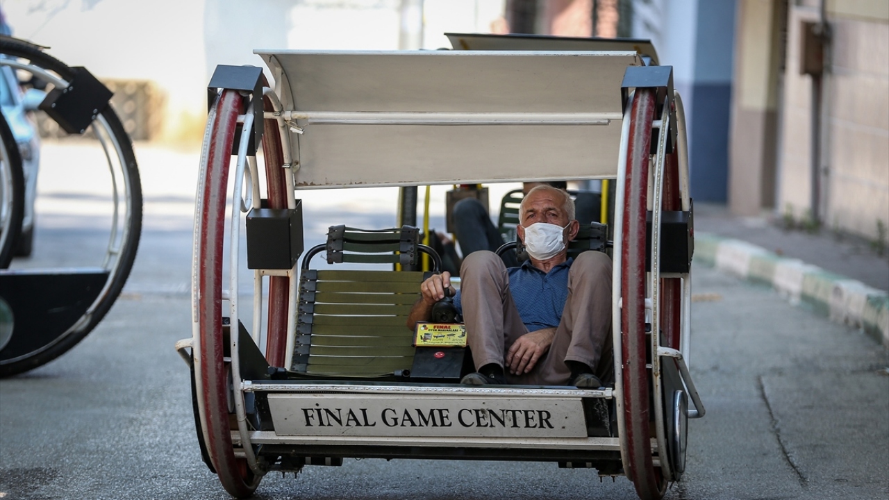 Cezaevinden tahliye olduktan sonra projesini yeğenleri ve kardeşleriyle paylaşan Duman, 4 yıl üzerinde çalışarak yaklaşık 10 bin lira maliyetle iki tekerlekli ve tam kapasite şarj edildiğinde 4-5 saat çalışabilen mini araç üretmeyi başardı.