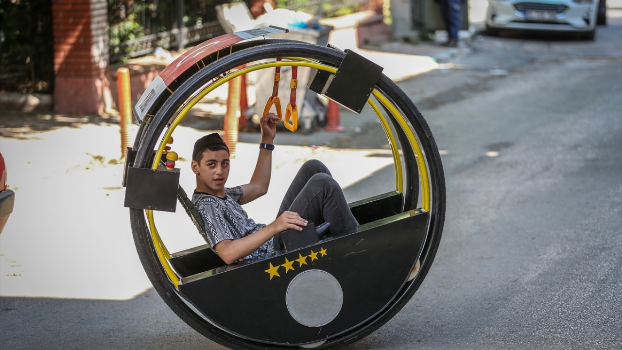 "Hacıyatmaz" adını verdiği araç, Duman`ın çevresinin çokça dikkatini çekince sosyal medyada paylaşılmaya başlandı. Araç ve Hasan Duman, sosyal medyada kısa sürede ilgi odağı haline geldi.