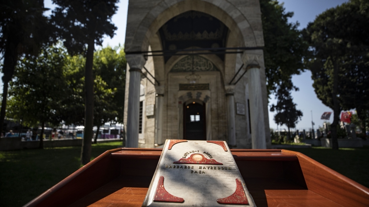 Törenin ardından Kalyoncu ve beraberindekiler meydanda bulunan Barbaros Hayrettin Paşa`nın türbesini ziyaret ederek, Kur`an-ı Kerim tilavetini dinledi, dua etti.