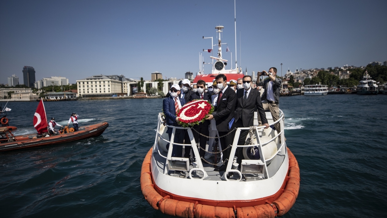 Buradan Beşiktaş İskelesi`nde bekleyen Kıyı Emniyeti gemisine binen heyet, İstanbul Boğazı`na çelenk bıraktı ve Boğaz`da gerçekleştirilen töreni izledi.