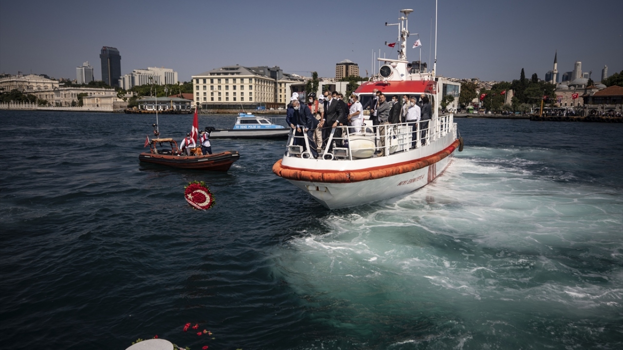Kıyı Emniyeti Genel Müdürlüğüne bağlı gemiler de İstanbul Boğazı`nda su takı oluşturdu.