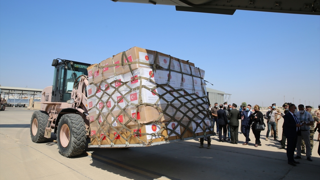 Uçaktaki tıbbi yardım malzemeleri, Irak Sağlık Bakanlığına teslim edildi.