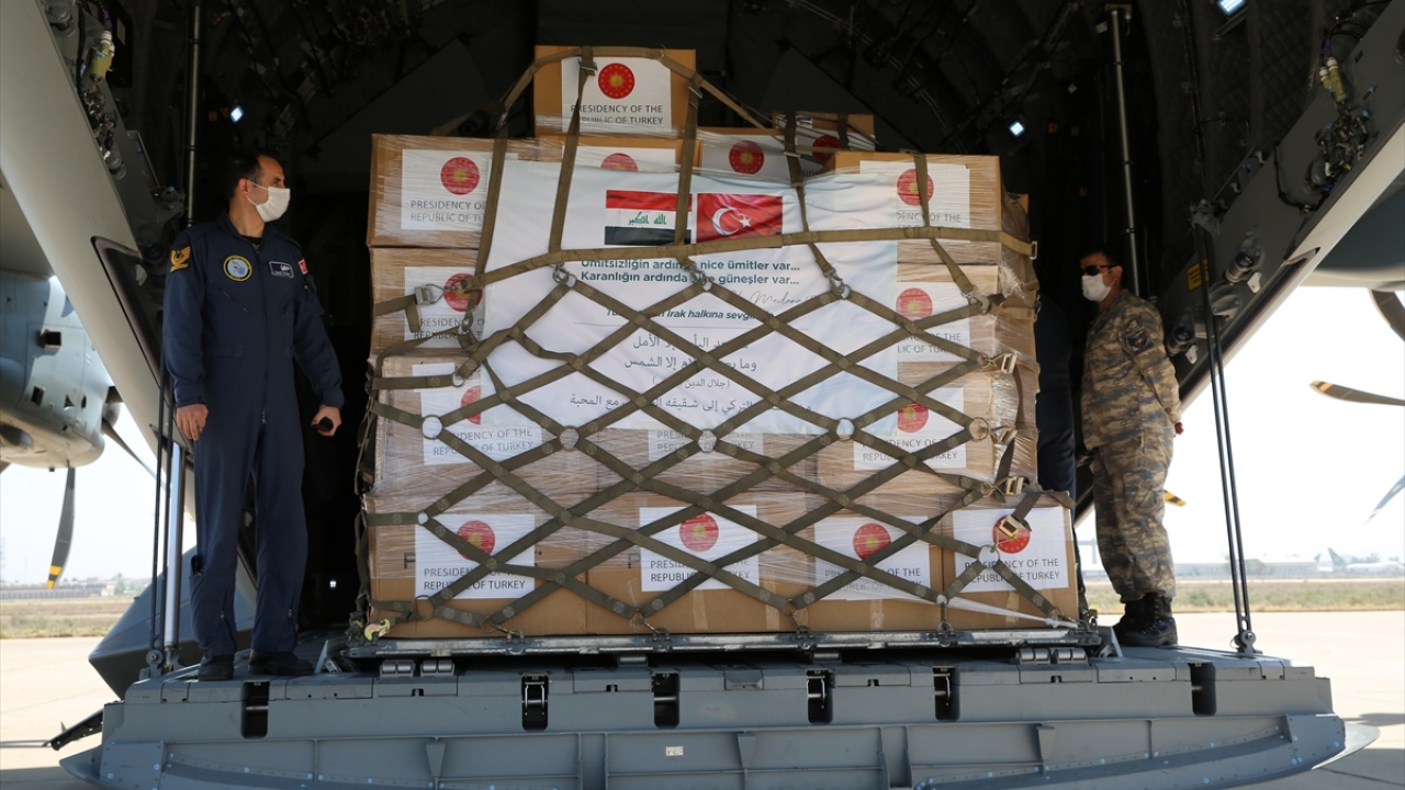 Türk yardım uçağının taşıdığı malzemelerin teslimi sırasında Türkiye`nin Bağdat Büyükelçisi Fatih Yıldız`ın yanı sıra Irak Sağlık Bakanlığı Vekili Hazım Cumeyli de hazır bulundu.