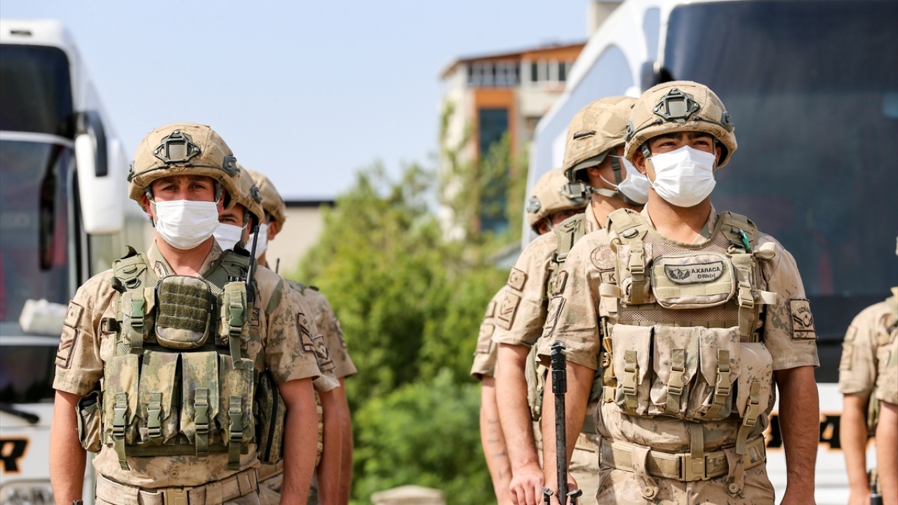 "Bu ülkeyi zaafa uğratmak isteyenler ne zaman ellerini ovuştursa öne atılarak heveslerini kursaklarında bıraktınız" ifadesini kullanan Erdem, şunları belirtti: 