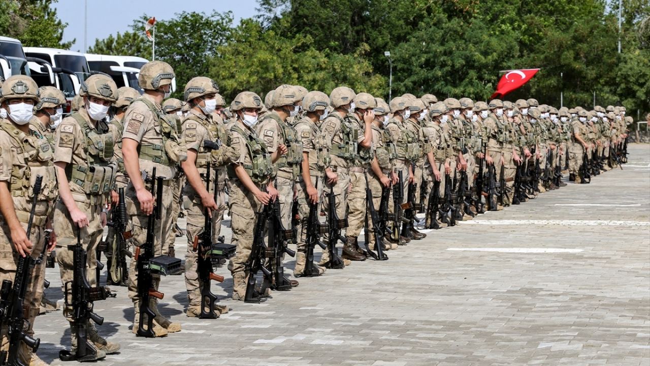 Kardeşinin uğurlamaya geldiğini anlatan Bingöl, "Mutluyum, gururluyuz. oynanan oyunu bozmaya gidiyoruz." dedi.