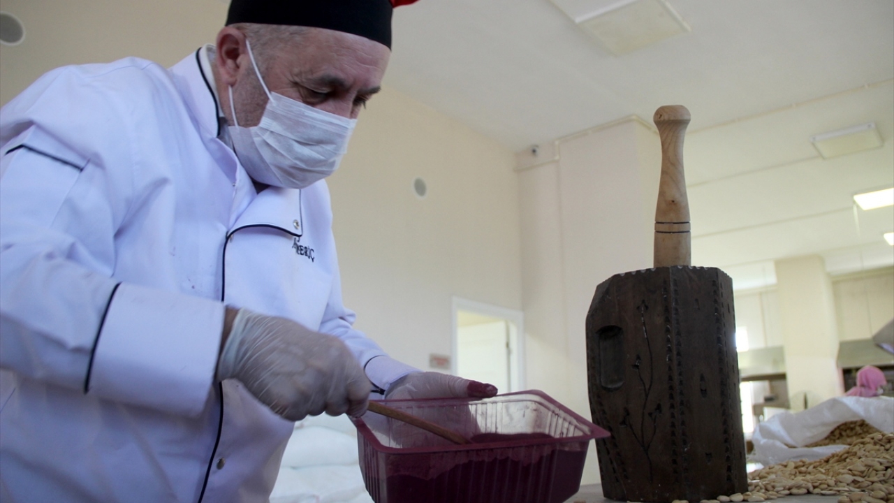 `Mor misk`in böğürtlen, vişne, nar ve yaban mersini gibi sebze ve meyvelerin pigmentleri kullanılarak elde edilen faydalı bir bileşen olduğunu dile getiren Meriç, şu değerlendirmede bulundu: