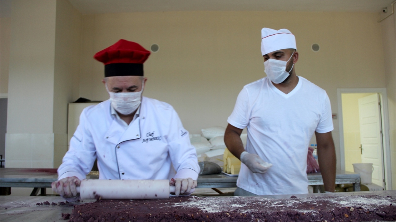Meriç, `mor kurabiye`nin beğeni topladığını belirterek, "Dünyanın morali bozuldu. Bu moral bozukluğuna karşı Edirneli Arif usta olarak bir şeyler yapmak istedim. Mor lezzetin güzel bir yönü var. Mor miksle yapılan bu kurabiye herkese moral olsun." dedi. 