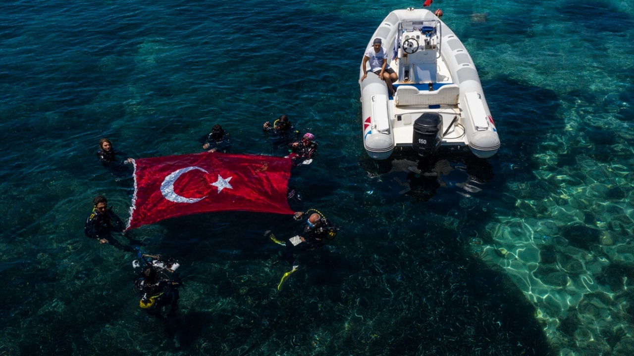 İlçedeki dalış merkezlerinde görevli eğitmenler sabah saatlerinde İskele Mahallesinde bulunan sahilde bir araya geldi.
