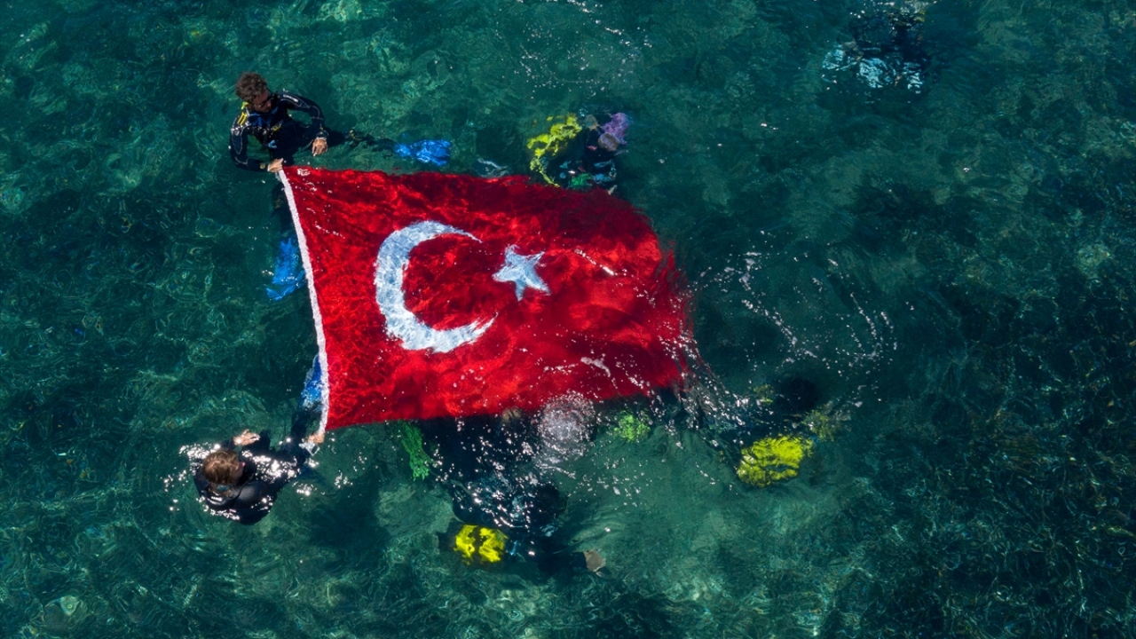 Sosyal mesafe kuralına uyarak botlara binen dalış eğitmenlerine Karaburun İlçe Emniyet Müdürlüğüne bağlı liman polisleri de eşlik etti.